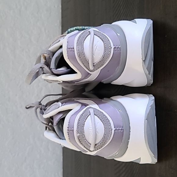 NWT Mens Reebok Retro Style Gray & Wht Sneakers Size: 10 - Picture 5 of 9